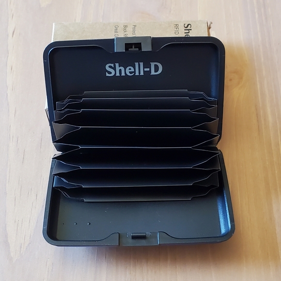 Shell-D Credit Card Holder - Picture 2 of 3